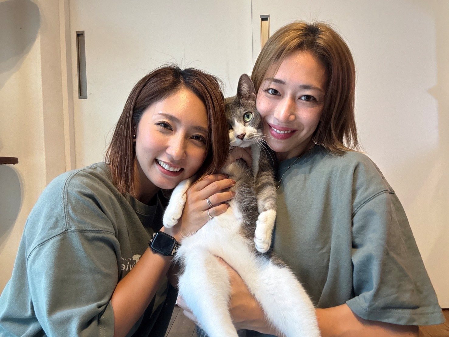 猫を抱くスタッフの高野と中野